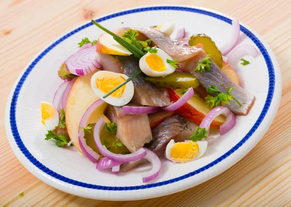 Elmalı ringa balığı, soğan, turşu, bıldırcın yumurtası — Stok fotoğraf