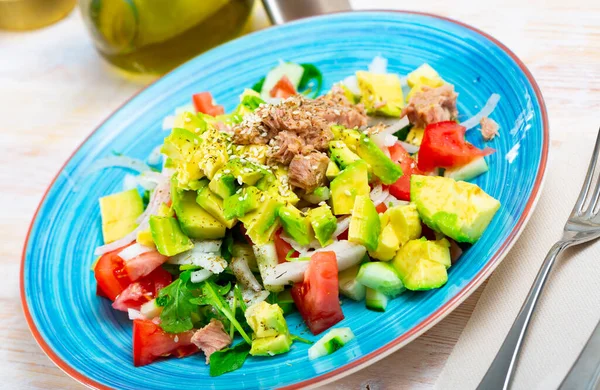 Salade de thon en conserve sur assiette bleue — Photo