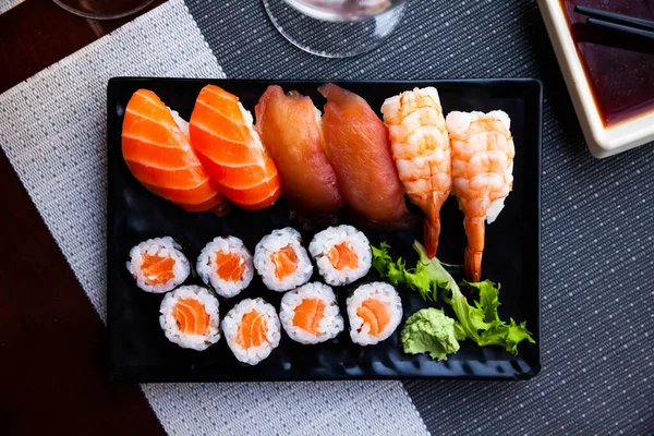 Gecombineerde sushi - maki zalm, nigiri variado close-up — Stockfoto