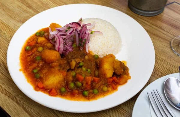 Schotel Peruaanse keuken, gestoofd vlees met aardappelen en erwten — Stockfoto