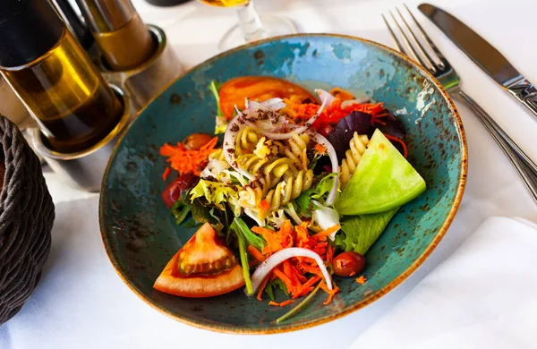 Sla eten met groenten en pasta — Stockfoto