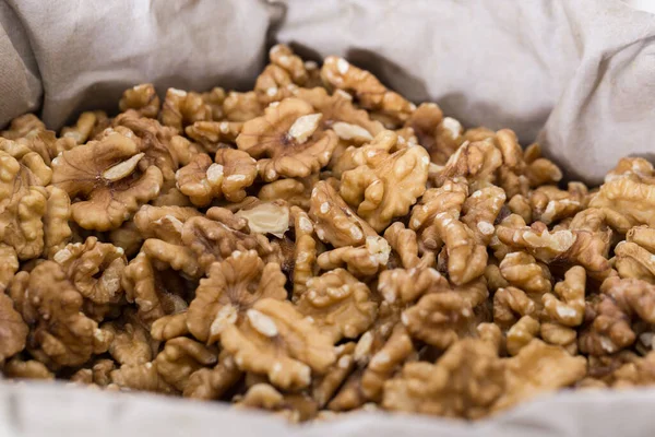 Obrázek hnědého ořechu v nádobě — Stock fotografie