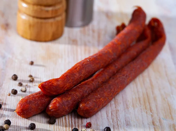 Apetitivos embutidos ahumados para aperitivos — Foto de Stock