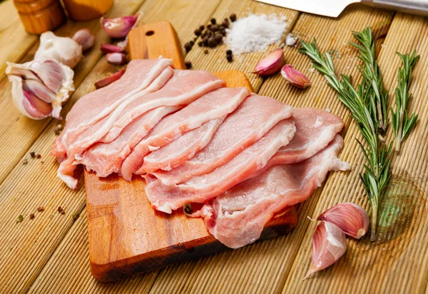 Çiğ domuz filetosu pişirmeye hazır. — Stok fotoğraf