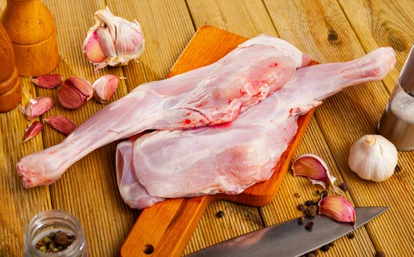 Spalla di agnello grezzo su tavola di legno — Foto Stock