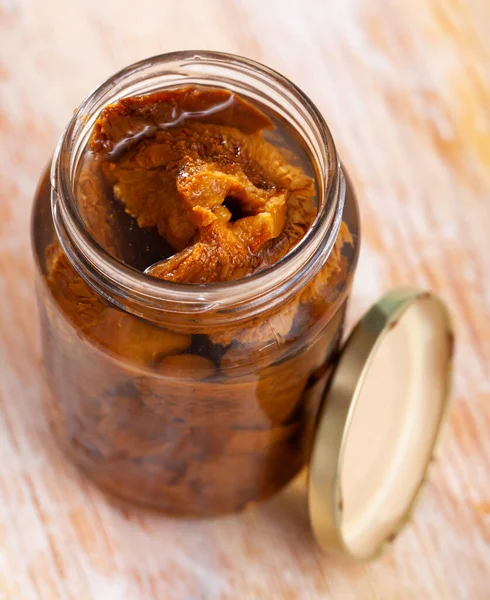 Tarro abierto con champiñones de pino rojo en escabeche — Foto de Stock