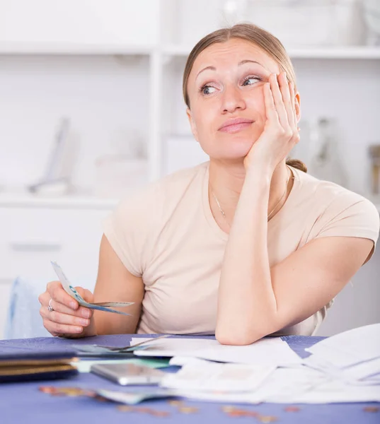 Woman facing financials troubles — Stock Photo, Image