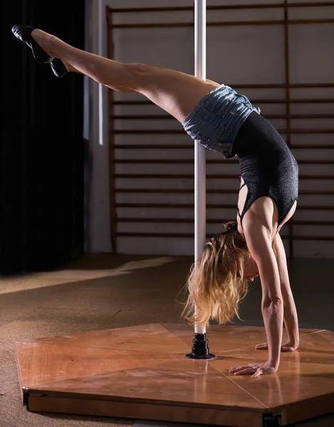 Sexig tjej i denim shorts utför en dans med en pylon — Stockfoto