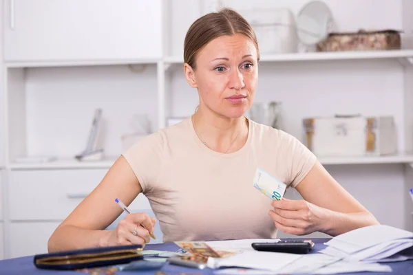 Mulher enfrentando problemas financeiros — Fotografia de Stock