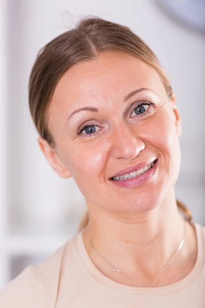 Portrait de femme souriante — Photo