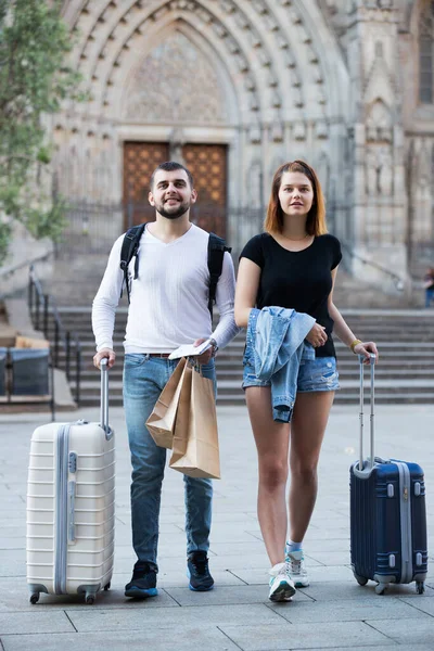 Coppia andando nel centro storico della città — Foto Stock