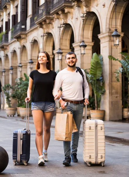 Giovane coppia uomo e donna andando nel centro storico della città — Foto Stock