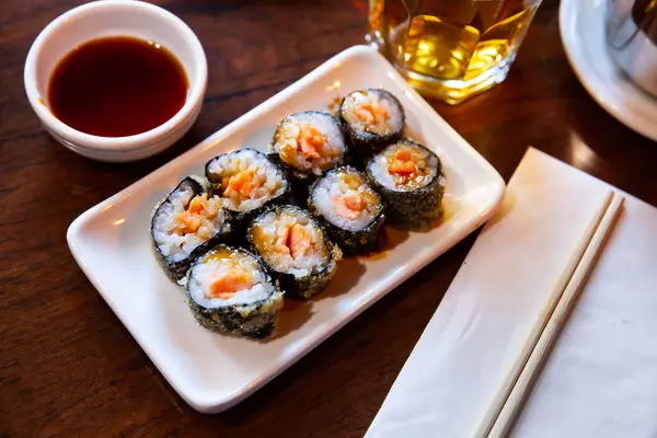 Sushi roll maki met zalm. Japanse keuken — Stockfoto