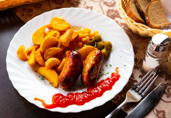 Sabrosas salchichas de krill con aceitunas y maíz — Foto de Stock