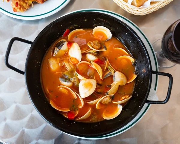 Caldo de mariscos Almejas a la marinera —  Fotos de Stock