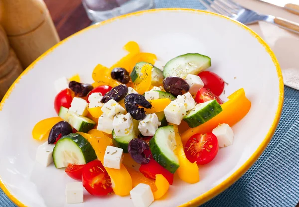 Plaat van smakelijke Griekse salade — Stockfoto