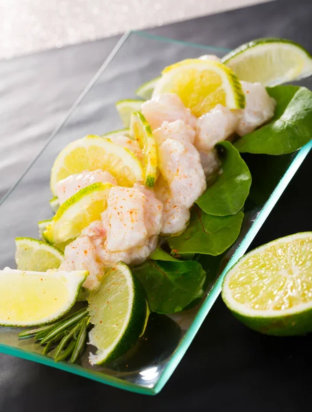 Limonlu ve yeşillikli cam tabakta hake 'den deniz ürünleri ceviche. — Stok fotoğraf