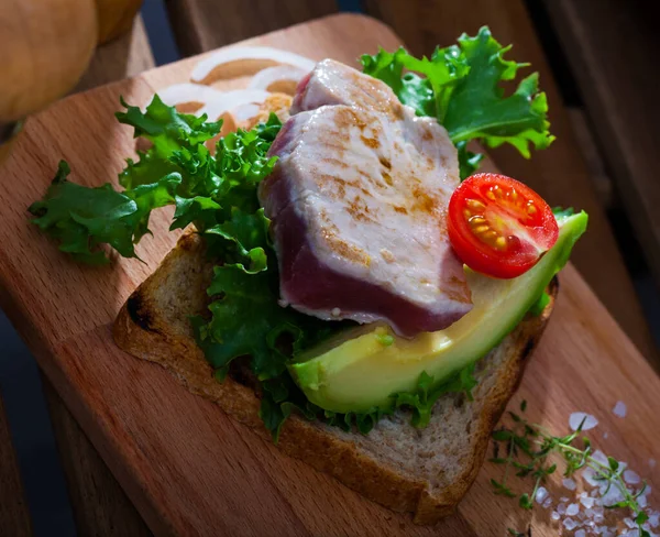 Sandwich with roasted tuna — Stock Photo, Image