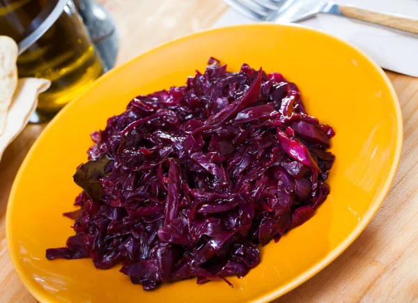 Braised red cabbage on a plate closeup — Stock Photo, Image