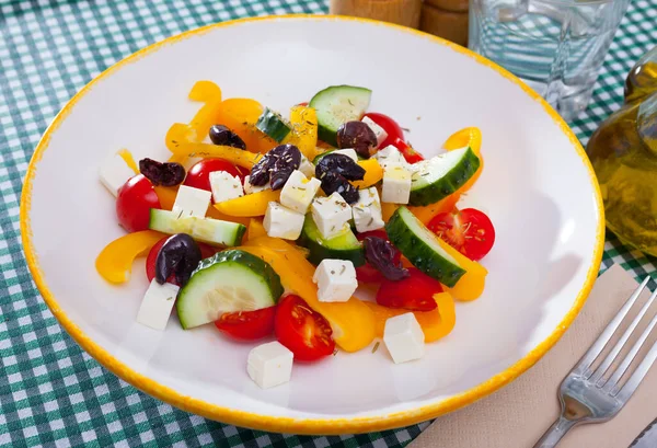 Griekse salade. Hoge kwaliteit foto — Stockfoto