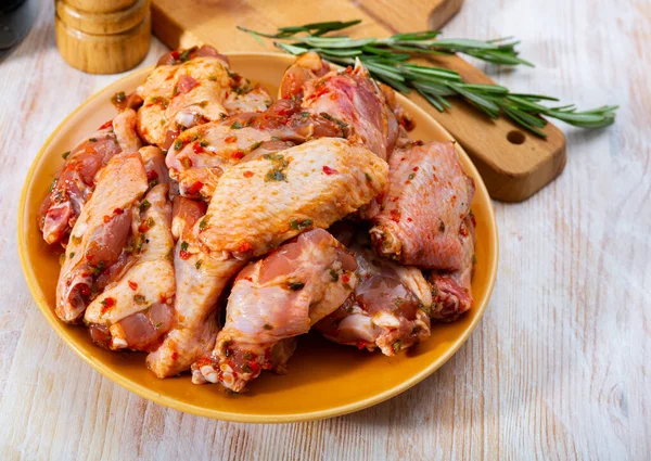 Νωπό ωμό κρέας κοτόπουλου μαριναρισμένο πριν από το τηγάνισμα σουβλάκι — Φωτογραφία Αρχείου