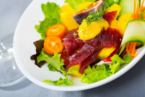 Insalata con tonno fresco, mango, zucchine — Foto Stock