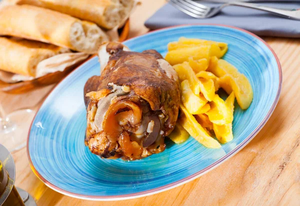 Costeleta de porco assada com batatas servidas em prato azul — Fotografia de Stock