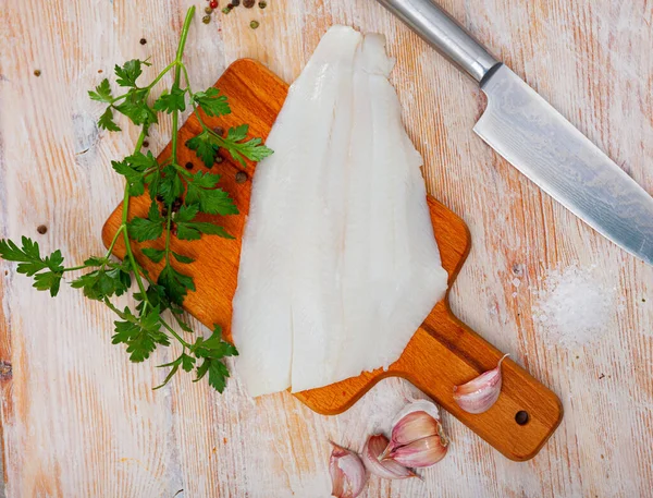 Frutos do mar em bruto, peixes de alabote de filetes frescos — Fotografia de Stock