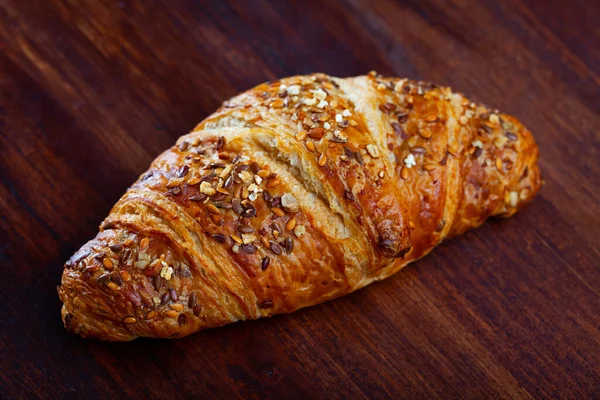 Un croissant multigrano — Foto Stock