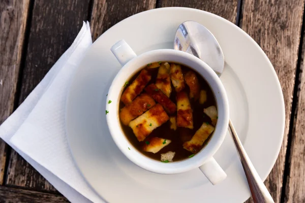 Apetyczna zupa z wołowiny i makaronu. Dania kuchni czeskiej — Zdjęcie stockowe