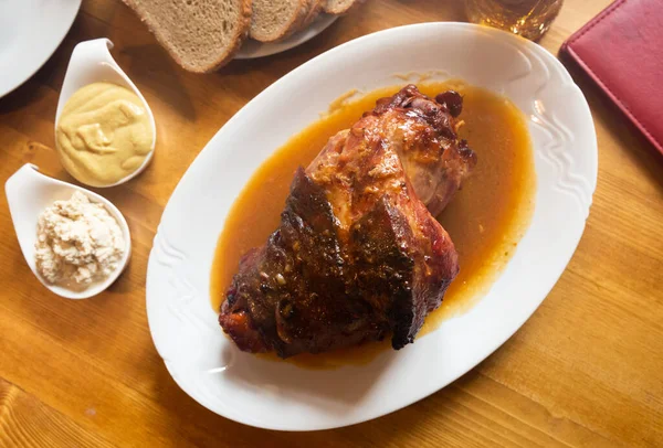 Delicious grilled knuckle of pork with horseradish and mustard. Traditional czech dish — Stock Photo, Image