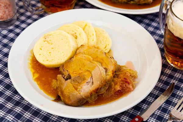 Porc à la choucroute et boulettes tchèques — Photo