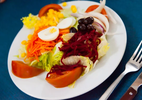 Смешайте салат с овощами, сливой, вареной свеклой и салатом — стоковое фото