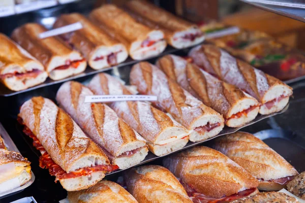 Sanduíche de spanich diferente - bocadillo na janela da loja — Fotografia de Stock