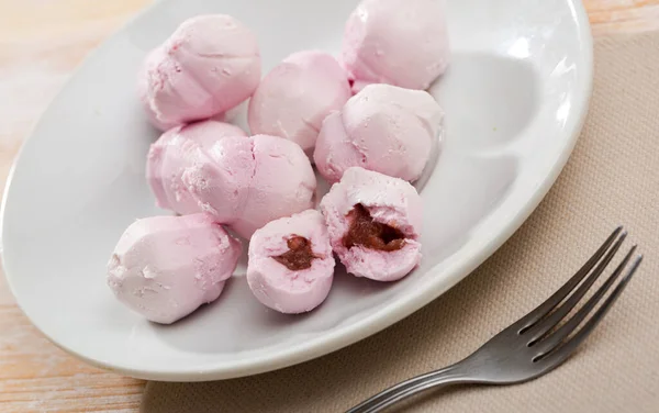 Balls of goat cheese with raspberries — Stock Photo, Image