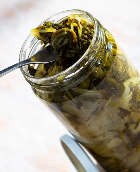 Gekneusde Zwitserse spek met specerijen in glazen pot op een houten tafel — Stockfoto