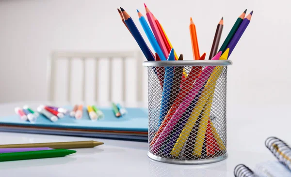 Papelería escolar en el escritorio — Foto de Stock