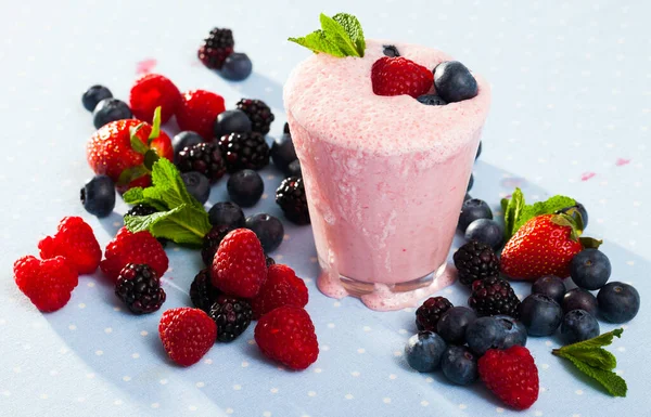 Batido de yogur con bayas frescas — Foto de Stock