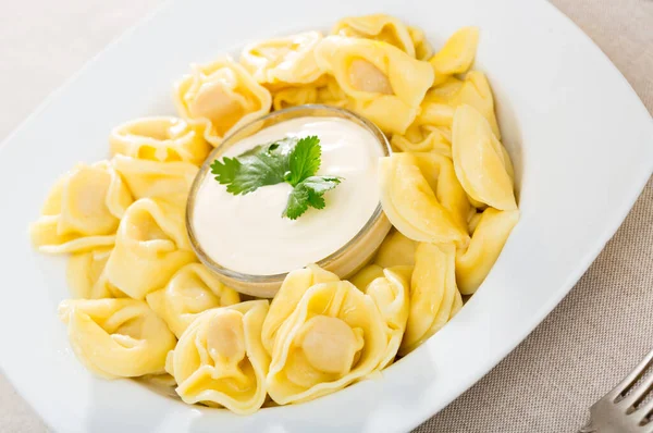 Ravioli met romige saus — Stockfoto