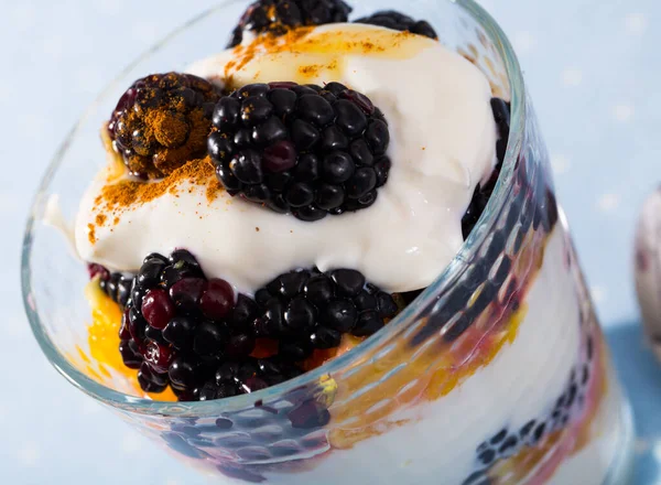 Yoghurt met moerbei en verse sinaasappel — Stockfoto