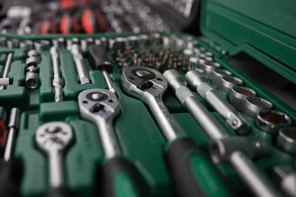 Steckschlossköpfe und andere Werkzeuge im Werkzeugkasten — Stockfoto