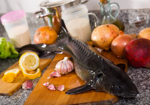 Esturgeon frais avec feuilles de salade, grenades, citron et épices — Photo