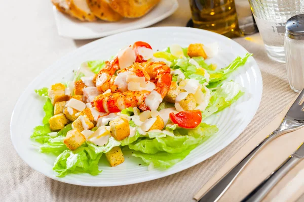 Salada Caesar em prato no restaurante — Fotografia de Stock