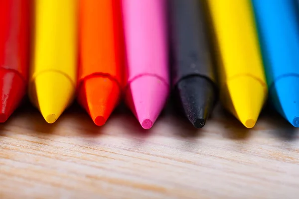 Ahşap arka planda çok renkli pastel kalemler. — Stok fotoğraf