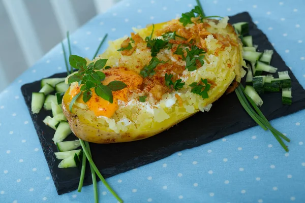 Gebakken aardappel met kruiden, eieren en komkommers — Stockfoto