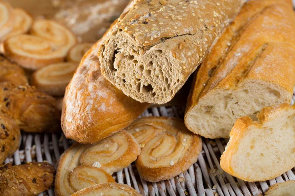 不同种类的面包和烘焙产品 — 图库照片
