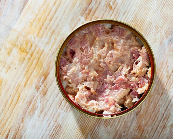 Konzervované dušené maso na dřevěném stole — Stock fotografie