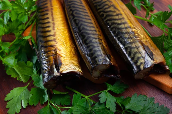 Pesce sgombro affumicato sul tavolo di legno — Foto Stock