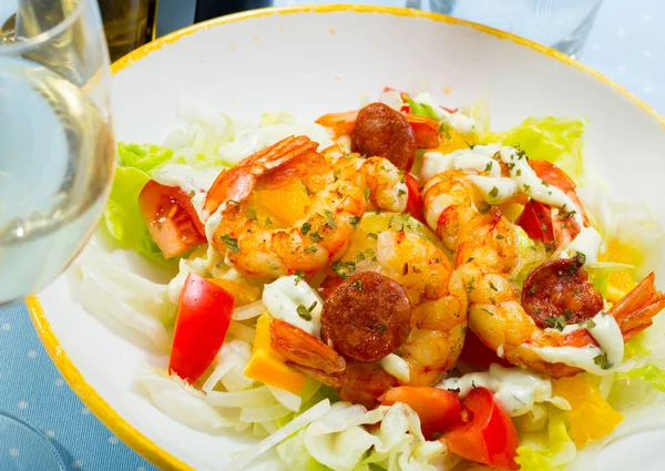 Salad udang panggang dengan chorizo, sayuran, lemon — Stok Foto