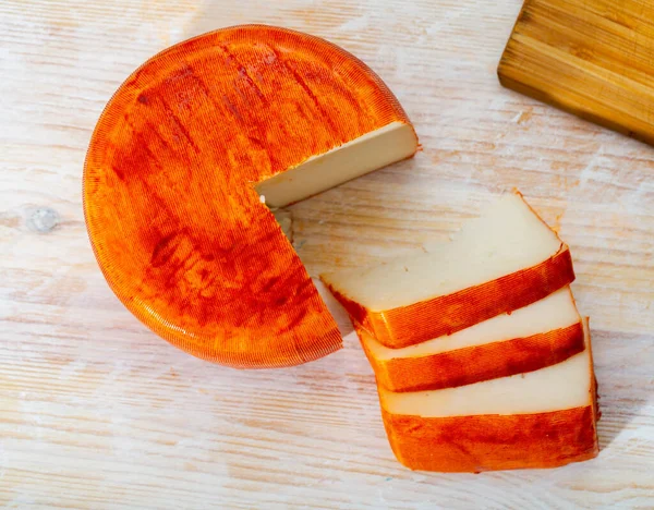 Imagem de queijo de cabra com pimenta na mesa de madeira — Fotografia de Stock